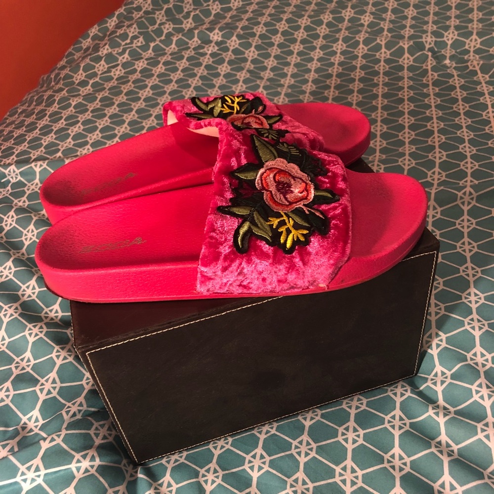 Flower Design Womens Slipper - Picture 2 of 4